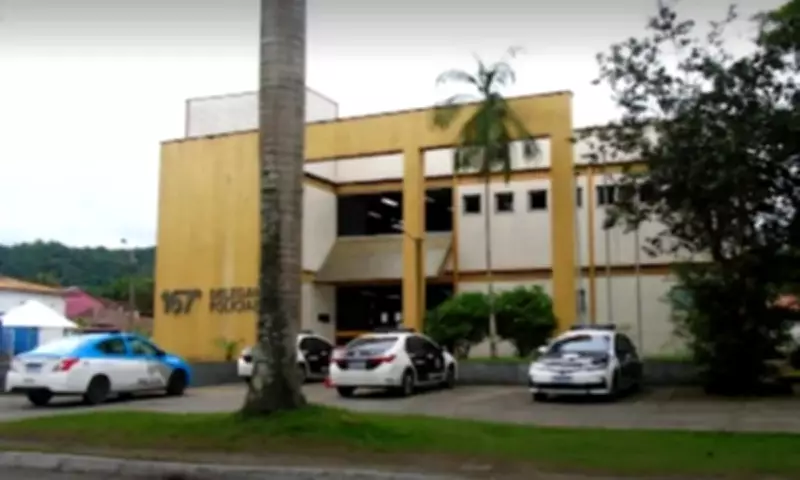 Homem é encontrado morto em rio de Paraty; corpo é removido por Bombeiros