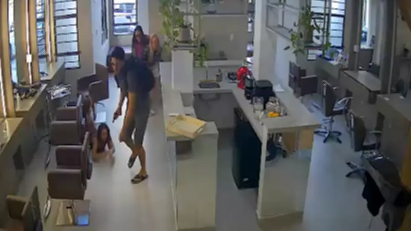 Homem é flagrado assaltando salão de beleza na orla de João Pessoa; câmeras registram ação
