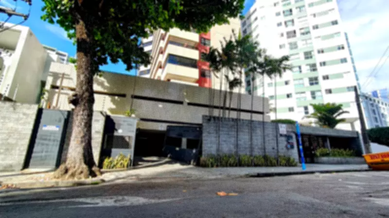 Homem invade prédio no Recife e dispara 20 tiros contra porta de ex-companheira