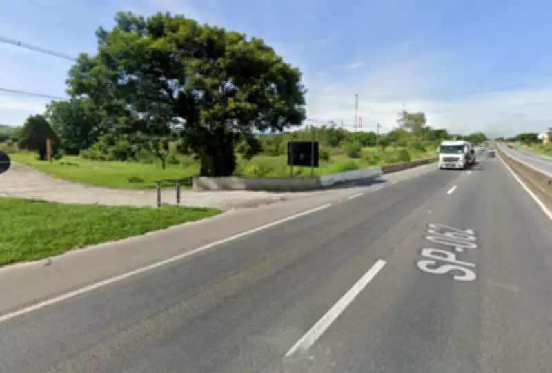 Homem morre atropelado por moto e caminhão ao atravessar a Dutra em Lorena