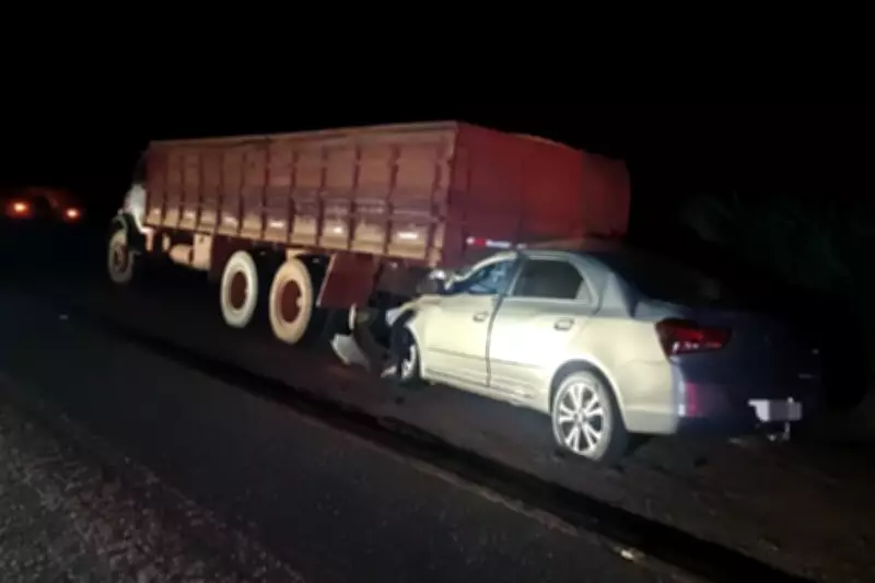 Homem morre e família fica gravemente ferida em colisão traseira com caminhão de soja em Iepê