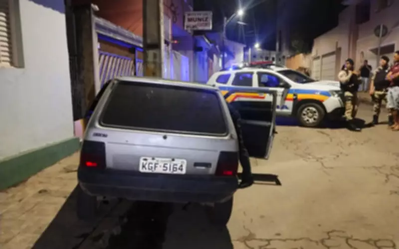 Homem morre prensado contra poste por carro em Campestre, MG