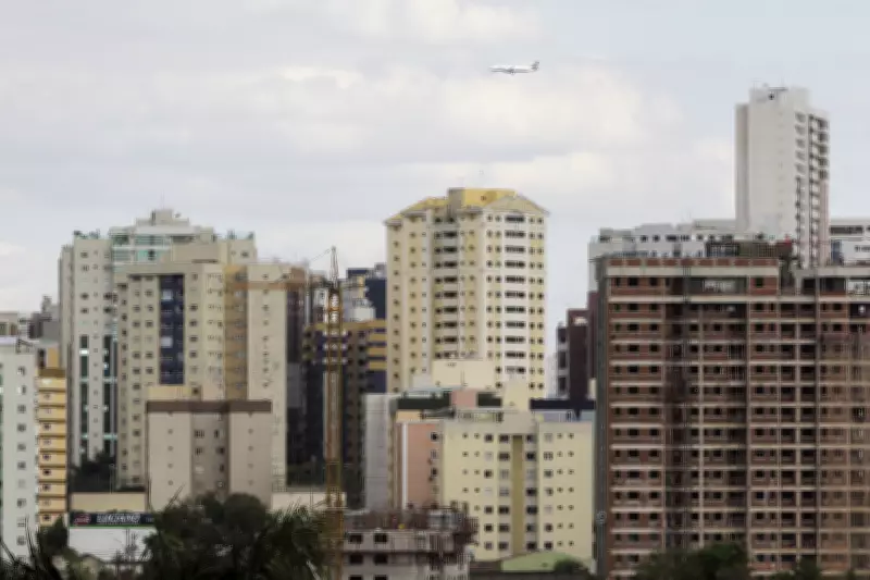 Homem nu e sob efeito de drogas é detido com arma branca em Águas Claras