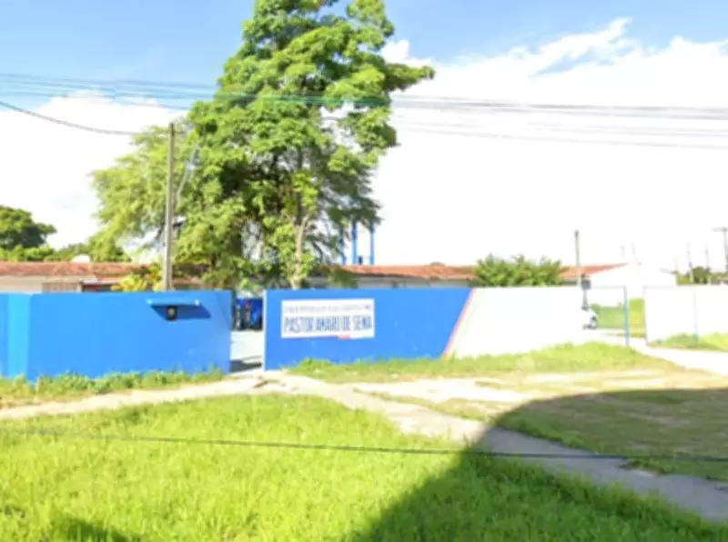 Homem é perseguido por atiradores e pula muro de escola para fugir em Abreu e Lima