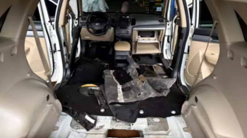 Homem é preso com mais de 800 iPhones escondidos em fundo falso de carro no Paraná
