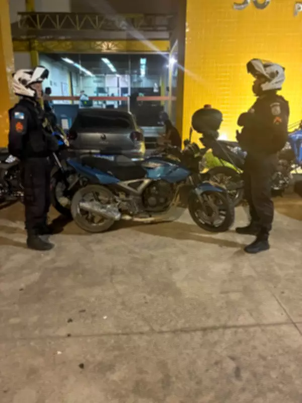 Homem é preso com moto furtada após transitar na contramão em Barra Mansa