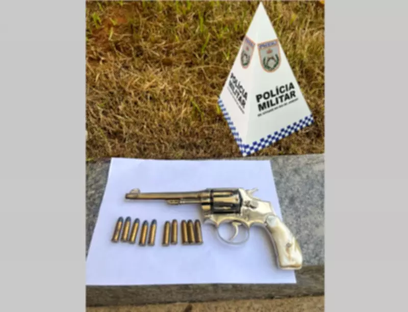 Homem é preso com revólver escondido em caixa de descarga em Aperibé