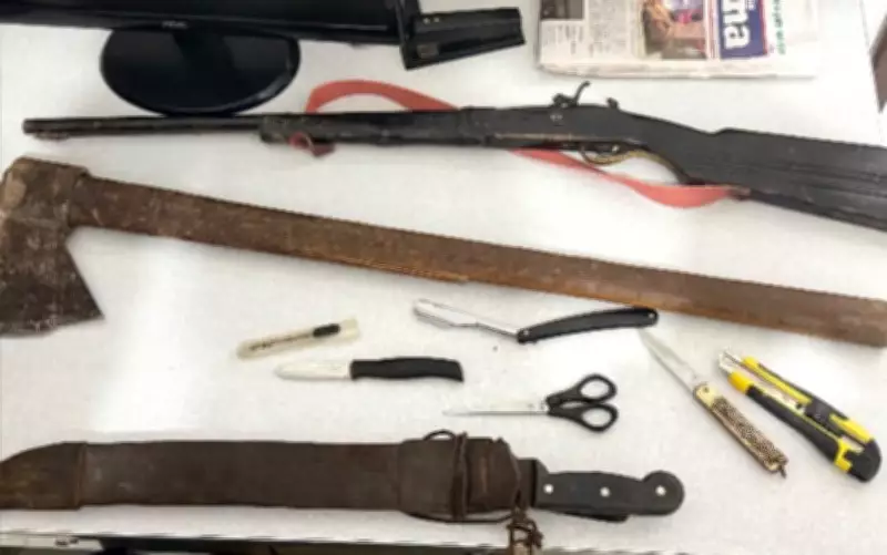 Homem é preso por ameaçar mãe idosa com machado e armas em Conceição do Coité