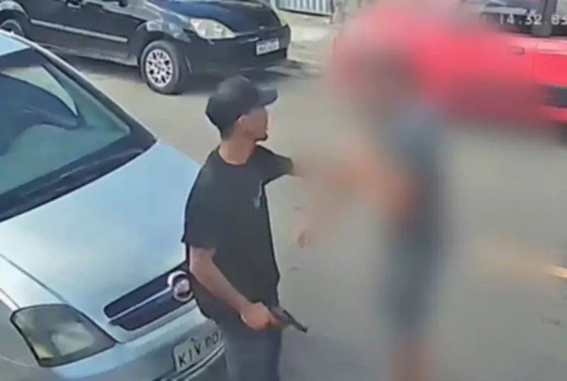Homem é roubado ao vender carro em João Pessoa; câmeras flagram assalto