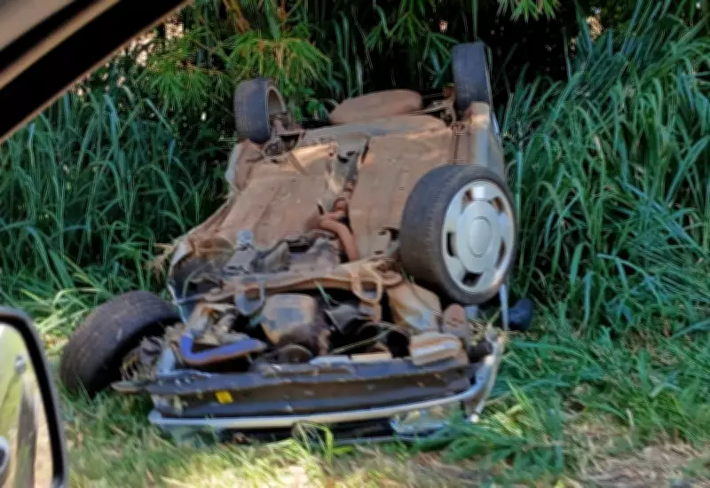 Homem sofre fratura grave no braço após carro capotar em rodovia de Piraju, SP