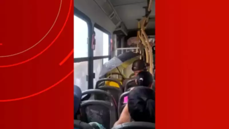 Homem usa guarda-chuva dentro de ônibus em Manaus para se proteger da chuva intensa