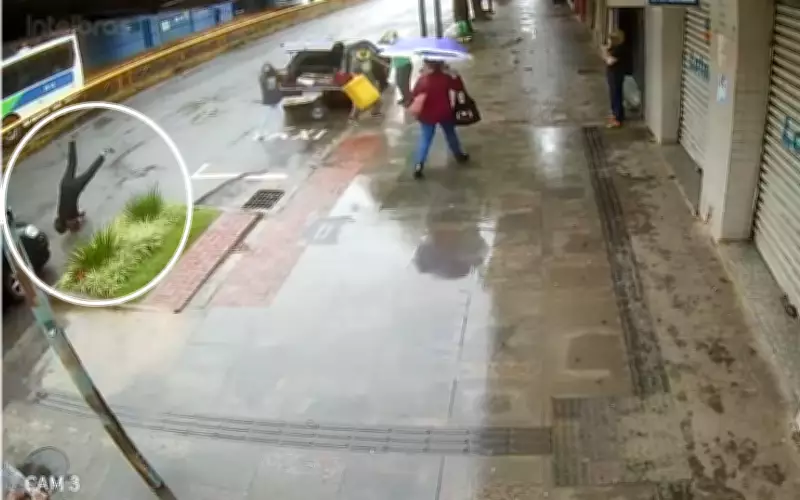 Idosa é atropelada em faixa de pedestres no centro de Poços de Caldas, MG