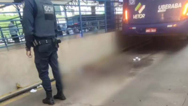 Idosa de 70 anos tem perna esmagada ao cair entre ônibus e plataforma em terminal de Uberaba
