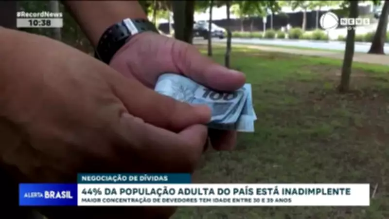 Inadimplência atinge 44% dos adultos no Brasil, com recorde de 73 milhões de devedores