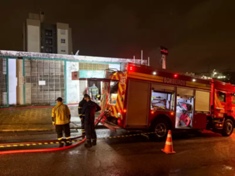 Incêndio atinge arquivo da Comcap em Florianópolis e vigia é hospitalizado após inalar fumaça