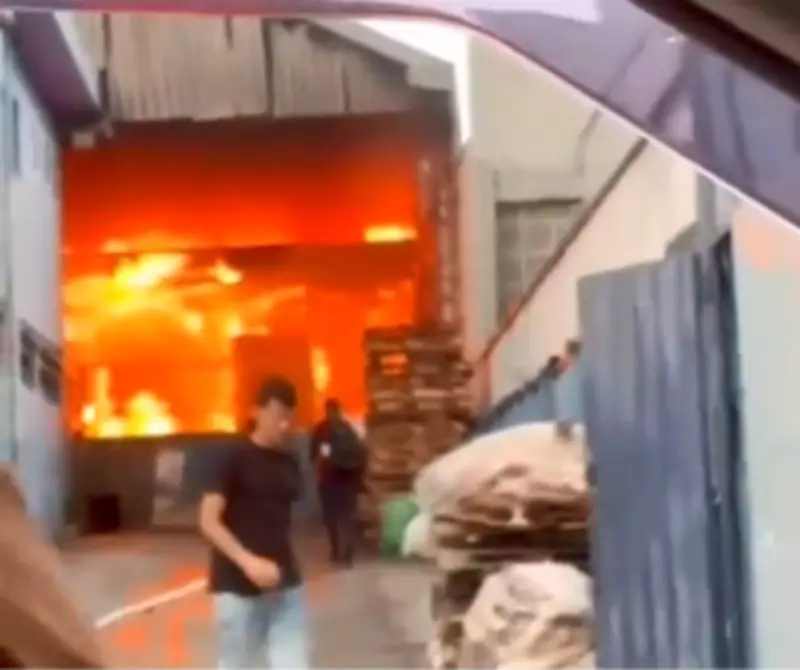 Incêndio atinge galpão de empresa de plástico no Jardim Alzira, em Santo André, na Grande SP