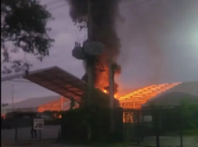 Incêndio atinge galpão do Riocentro na Zona Sudoeste do Rio de Janeiro