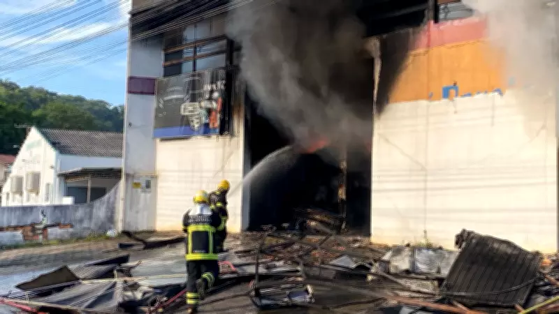 Incêndio atinge loja de faróis em Blumenau e mobiliza bombeiros de cidades vizinhas