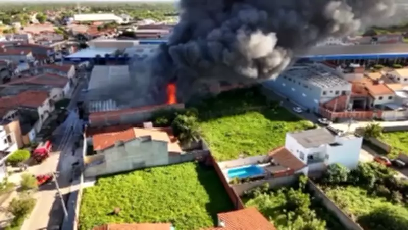 Incêndio de grandes proporções atinge depósito de ração animal em Aracati, Ceará