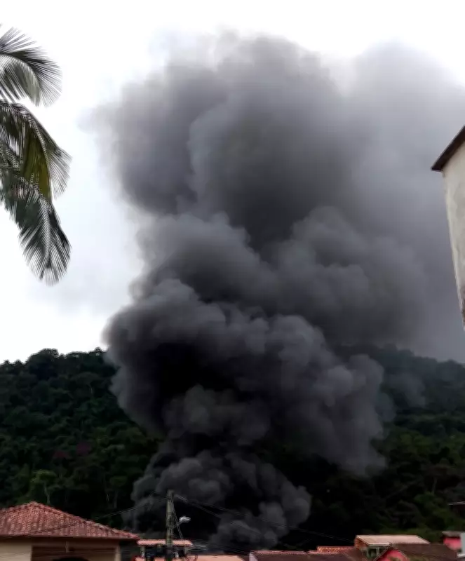 Incêndio de grandes proporções atinge depósito de reciclagem em Angra dos Reis