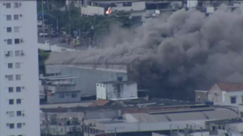 Incêndio de grandes proporções atinge galpão da Motocriss na Zona Norte do Rio de Janeiro