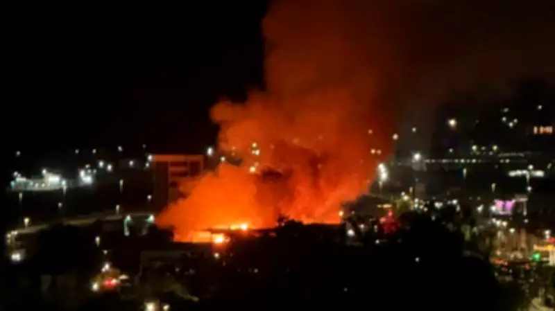 Incêndio de grandes proporções atinge quatro galpões em Caruaru e mobiliza 40 bombeiros