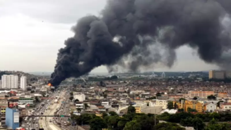 Incêndio de grandes proporções atinge região de Ramos, no Rio de Janeiro