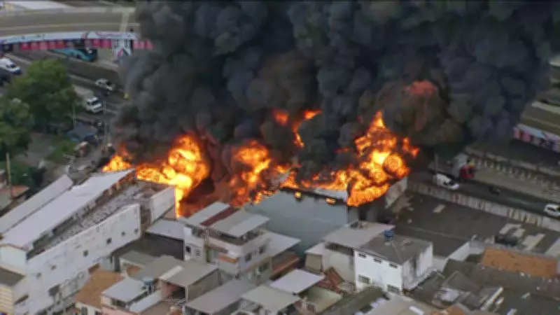 Incêndio de grandes proporções destrói loja de motopeças em Ramos, Rio de Janeiro