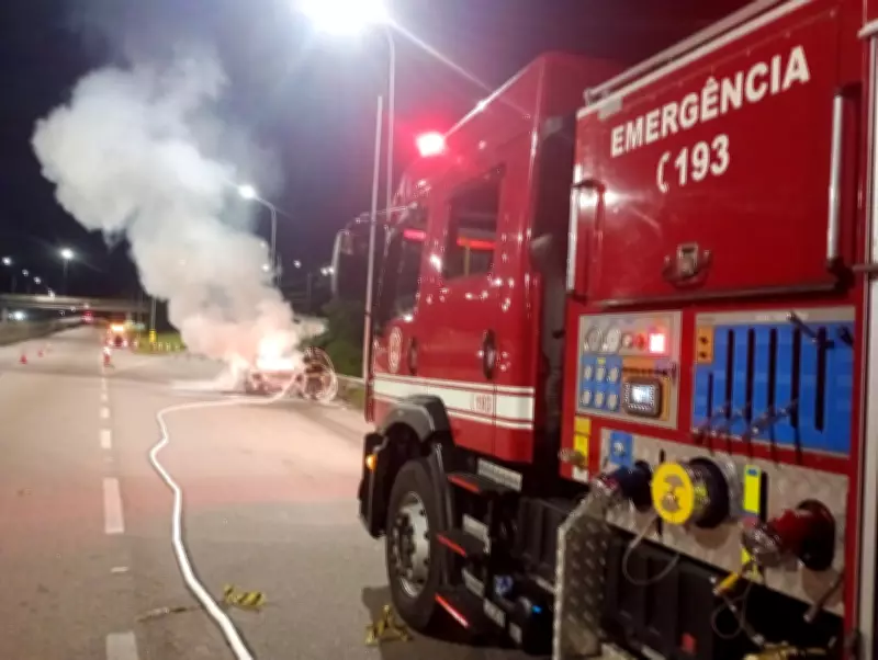 Incêndio destrói carro na Rodovia dos Tamoios em Caraguatatuba, SP, sem feridos