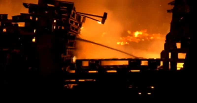 Incêndio destrói depósito de pallets na BR-101 em João Pessoa; não há feridos