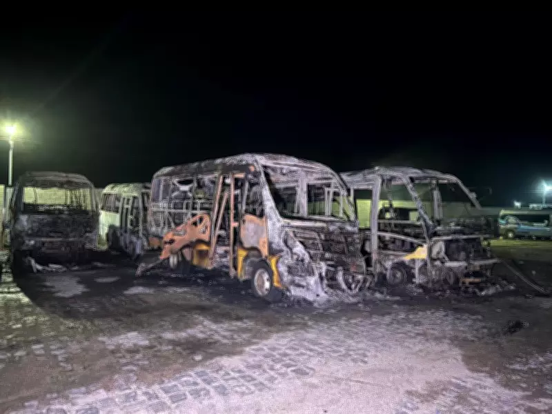 Incêndio destrói frota de ônibus escolares em garagem municipal de Queimadas, na Paraíba