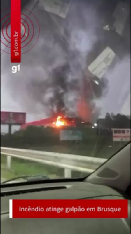 Incêndio destrói galpão em Brusque, SC; vídeo mostra momento do fogo