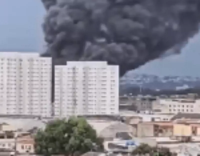 Incêndio devasta loja de peças de moto na Zona Norte do Rio de Janeiro