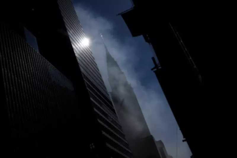 Incêndio em arranha-céu de Nova York mobiliza bombeiros próximo à rota do desfile de São Patrício