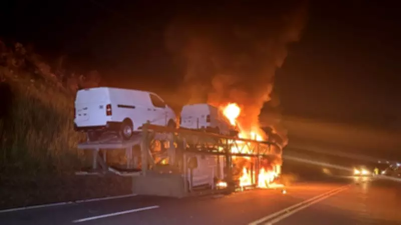 Incêndio em carreta cegonha na BR-040 em Juiz de Fora destrói veículos transportados
