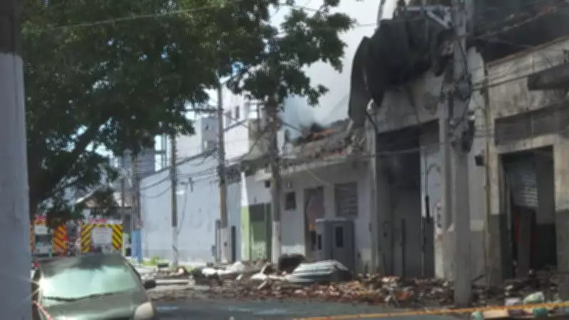 Incêndio em fábrica no Brás persiste após 36 horas com risco de colapso estrutural