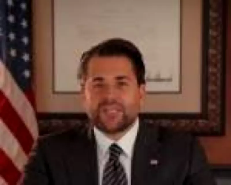 Influenciador 'macho alfa' Nick Adams é nomeado por Trump para cargo diplomático de turismo