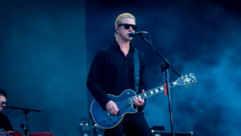Interpol apresenta show preciso e sombrio no Lollapalooza 2026