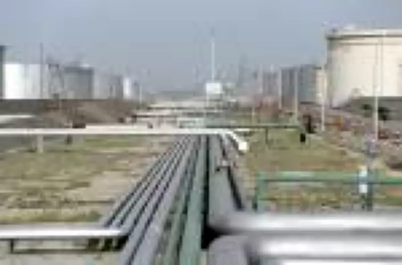 Irã atinge maior refinaria do Kuwait novamente com drones, causando incêndios e tensão regional