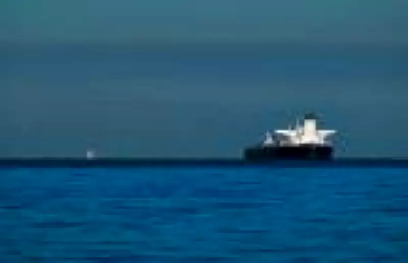 Irã fecha Estreito de Ormuz e ameaça incendiar navios que tentarem passar