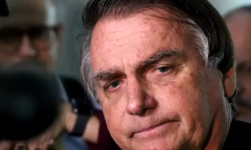 Jair Bolsonaro recebe alta hospitalar e retorna para prisão domiciliar em Brasília