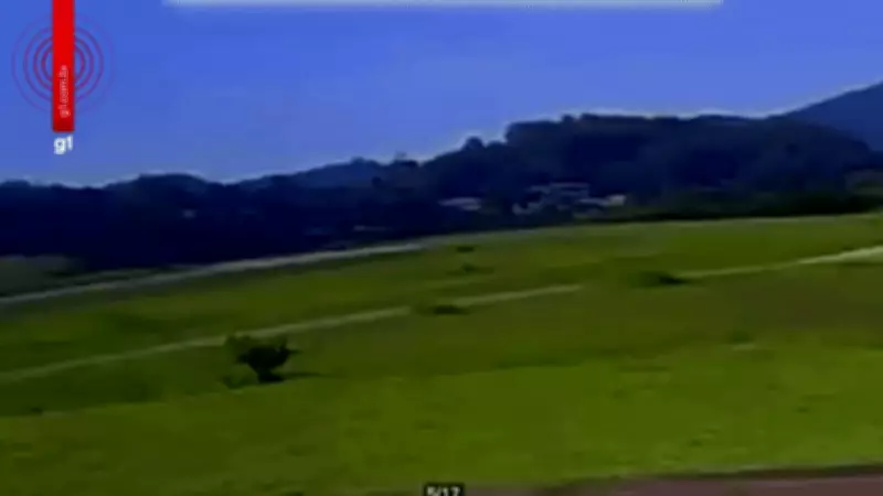 Jato de 40 anos sai da pista e colide contra barranco durante pouso em aeroporto de Jundiaí