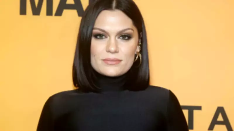 Jessie J revela ataque de pânico no palco e luta contra ansiedade e câncer de mama