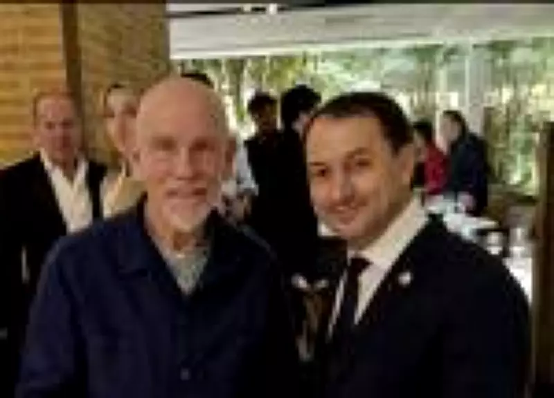 John Malkovich desfruta de frutos do mar no Rio após espetáculo no Teatro Municipal