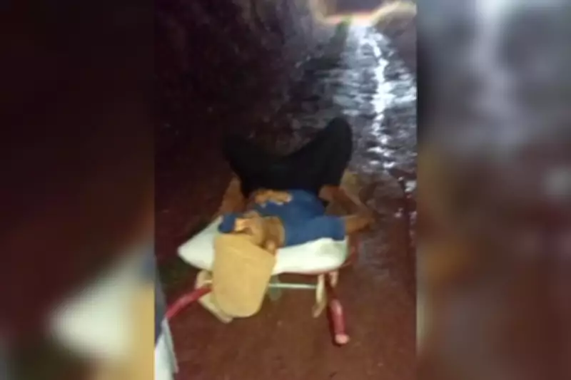 Jovem com tuberculose é transportado em carrinho de mão até ambulância devido a lama em SP