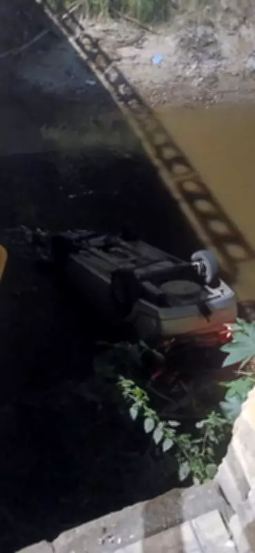 Jovem de 19 anos perde controle e carro despenca em rio em Barra Mansa