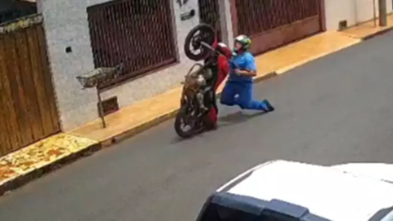 Jovem de 19 anos se fere ao empinar moto e cair em via pública de Lagoa Formosa