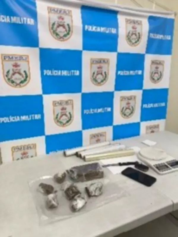 Jovem de 21 anos é preso por tráfico de drogas em Volta Redonda após denúncia de agressão