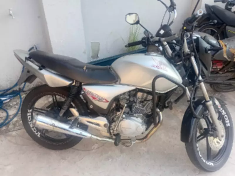 Jovem de 25 anos é preso por manobras perigosas, direção sem CNH e posse de drogas em Volta Redonda