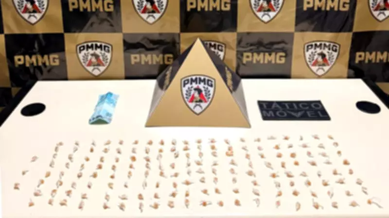 Jovem de 27 anos é preso por tráfico após jogar pote com crack em policiais em Aimorés